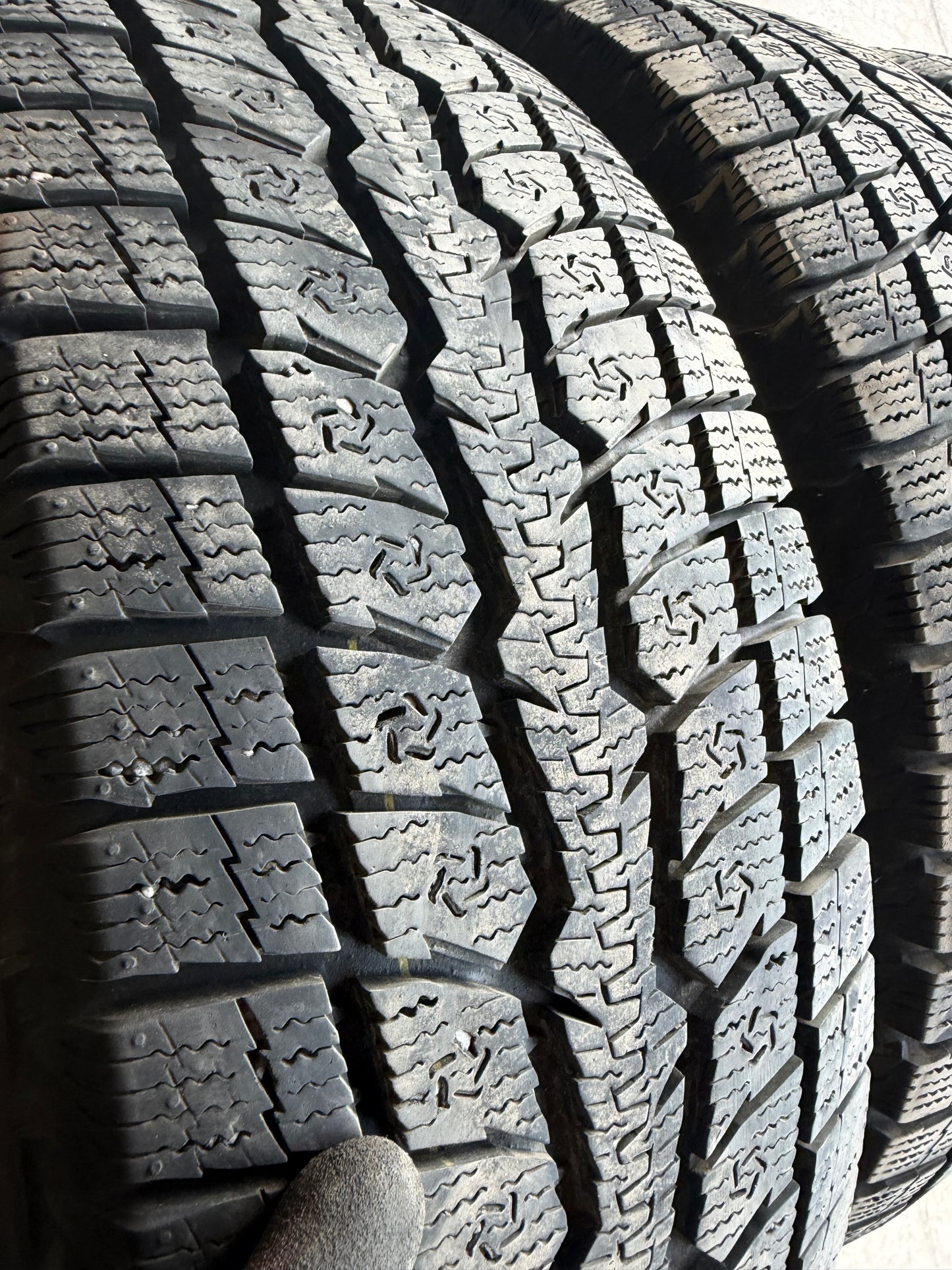 4 pneus d hiver 215/70r16 toyo a l etat neuf