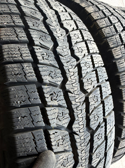 4 pneus d hiver 215/70r16 toyo a l etat neuf