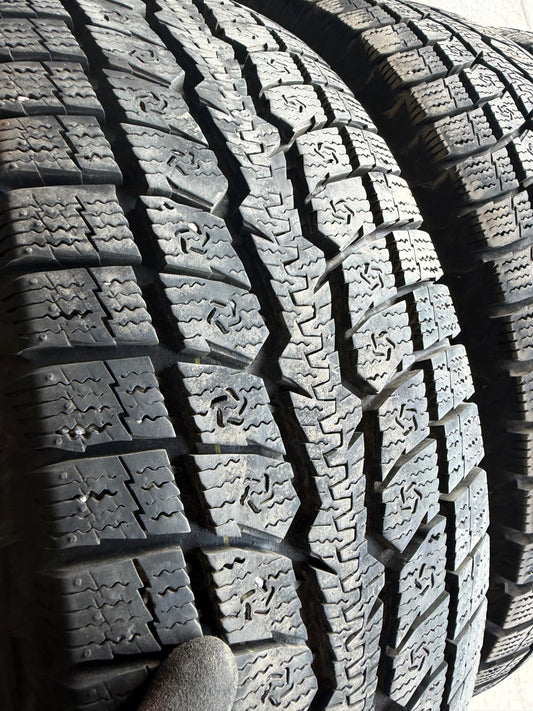 4 pneus d hiver 215/70r16 toyo a l etat neuf
