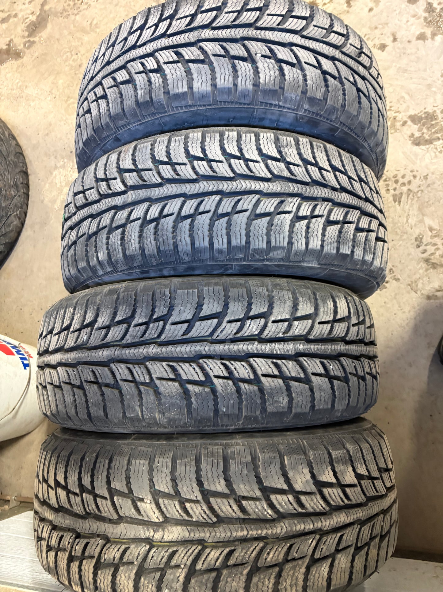 4 pneus d hiver 205/55r16 bf goodrich a l etat neuf