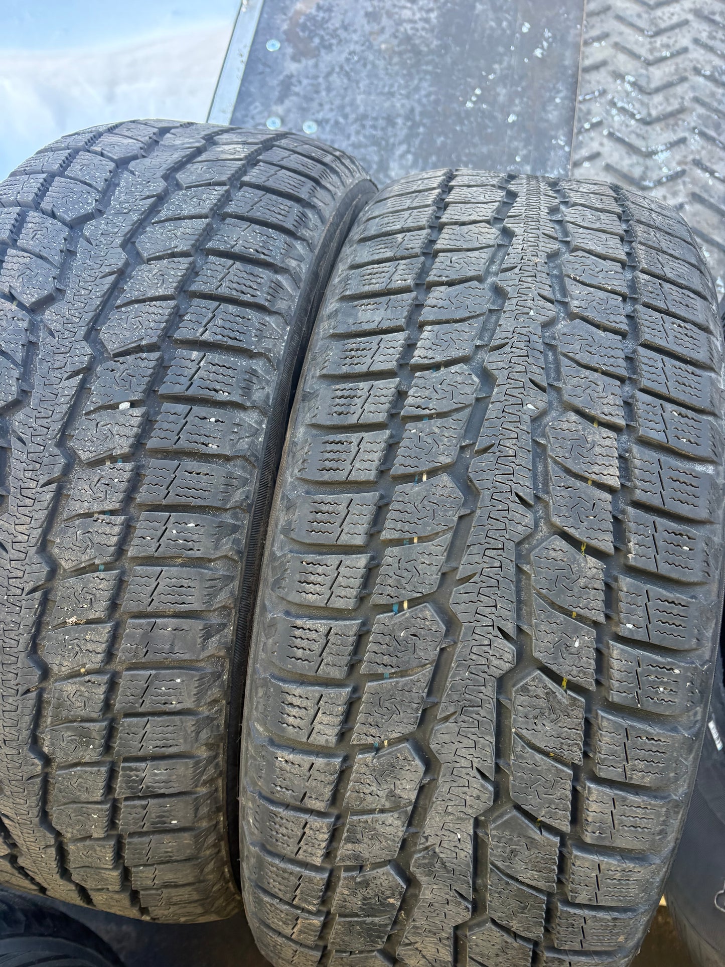 2 pneus d hiver 245/50r20 toyo en bon état
