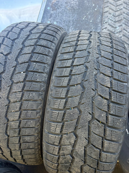 2 pneus d hiver 245/50r20 toyo en bon état