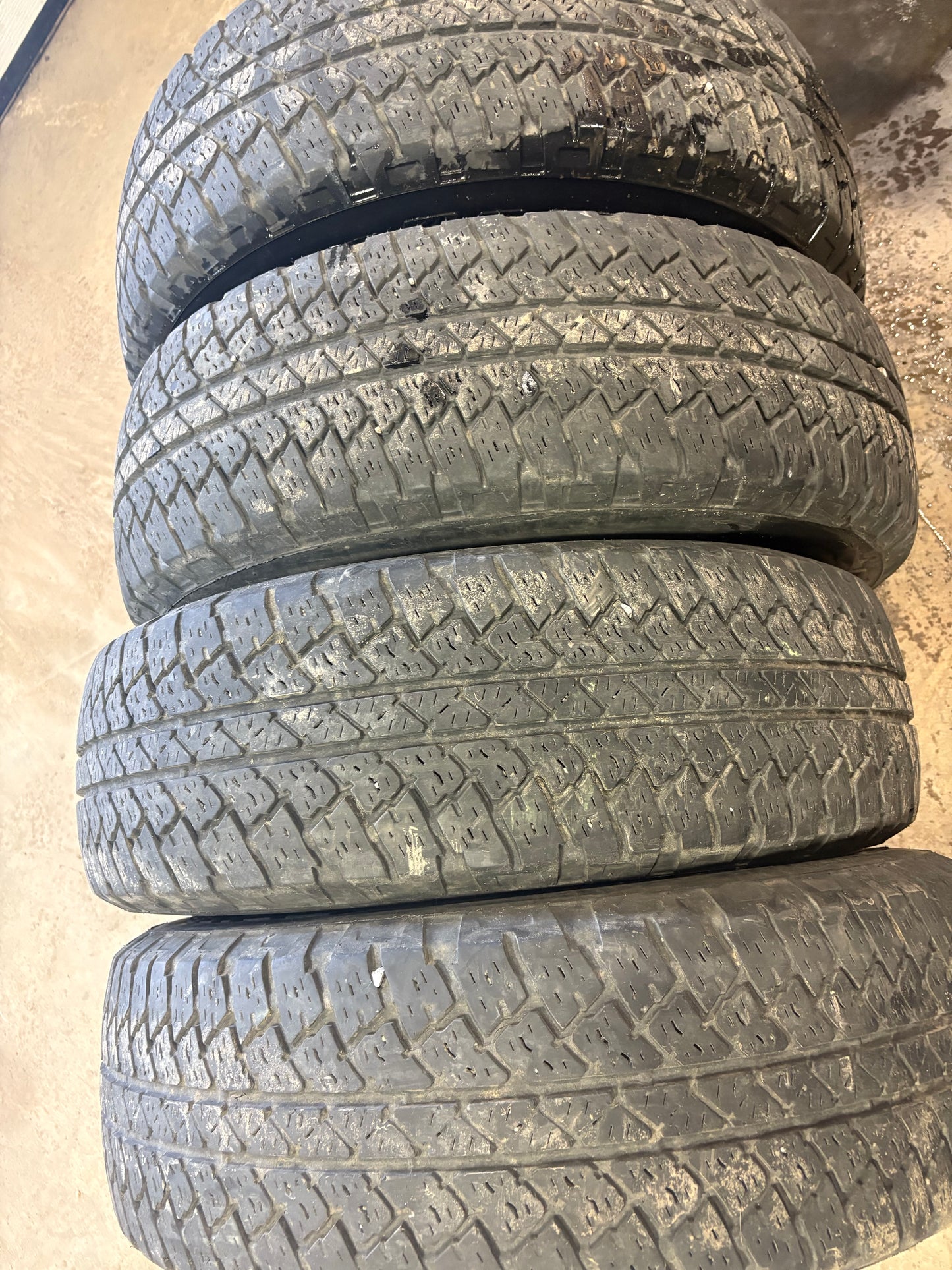 4 pneus d ete 255/70r18 bridgestone en bon etat