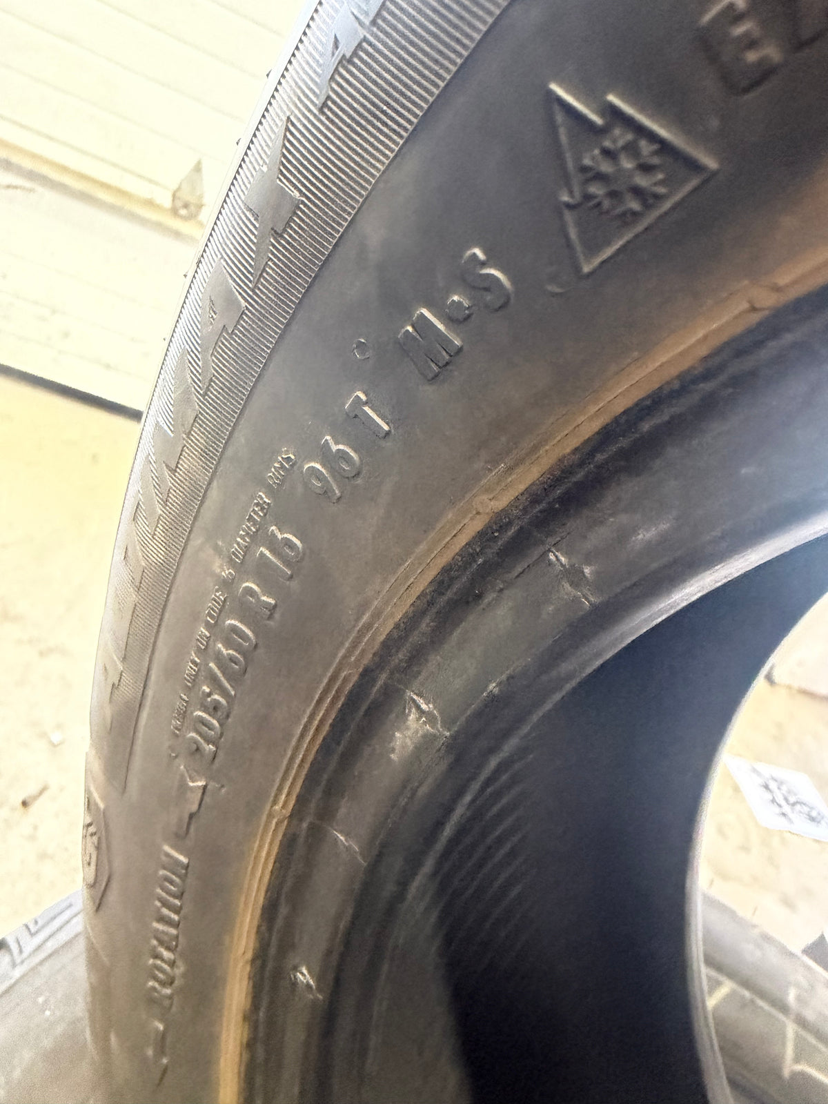 1 pneu d hiver 205/60r16 general