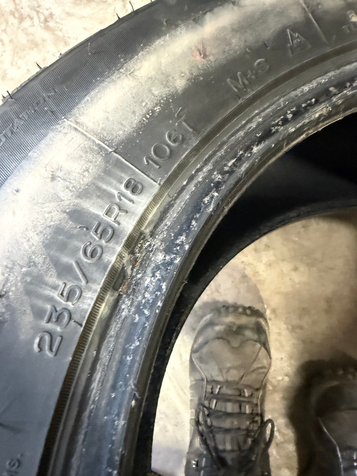 4 pneus d hiver 235/65r18 uniroyal a l état neuf