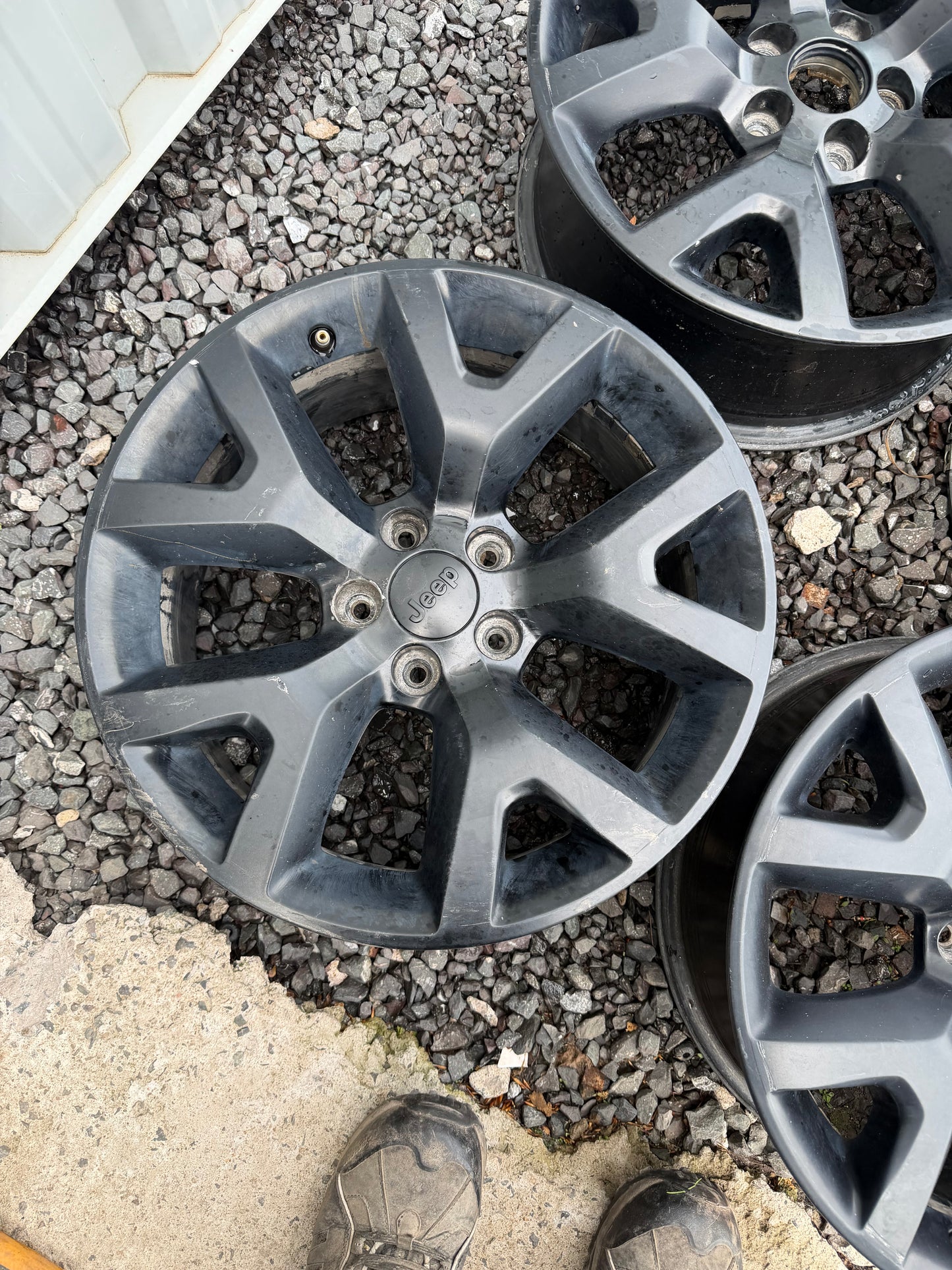 4 mags jeep 17 pouces 5x110 avec valves tpms en très bon état