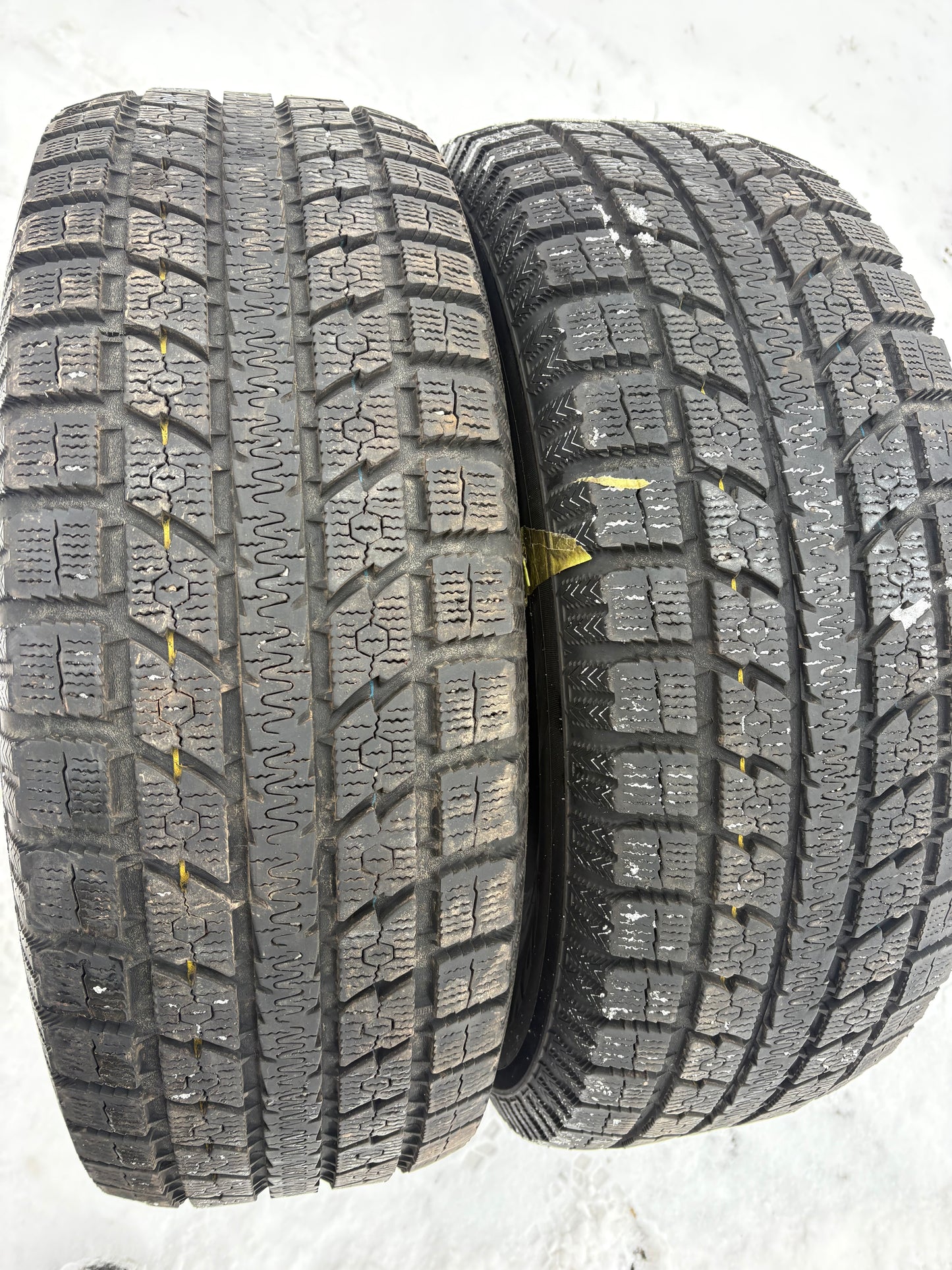 2 pneus d hiver 265/70r17 toyo en tres bon état