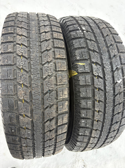 2 pneus d hiver 265/70r17 toyo en tres bon état