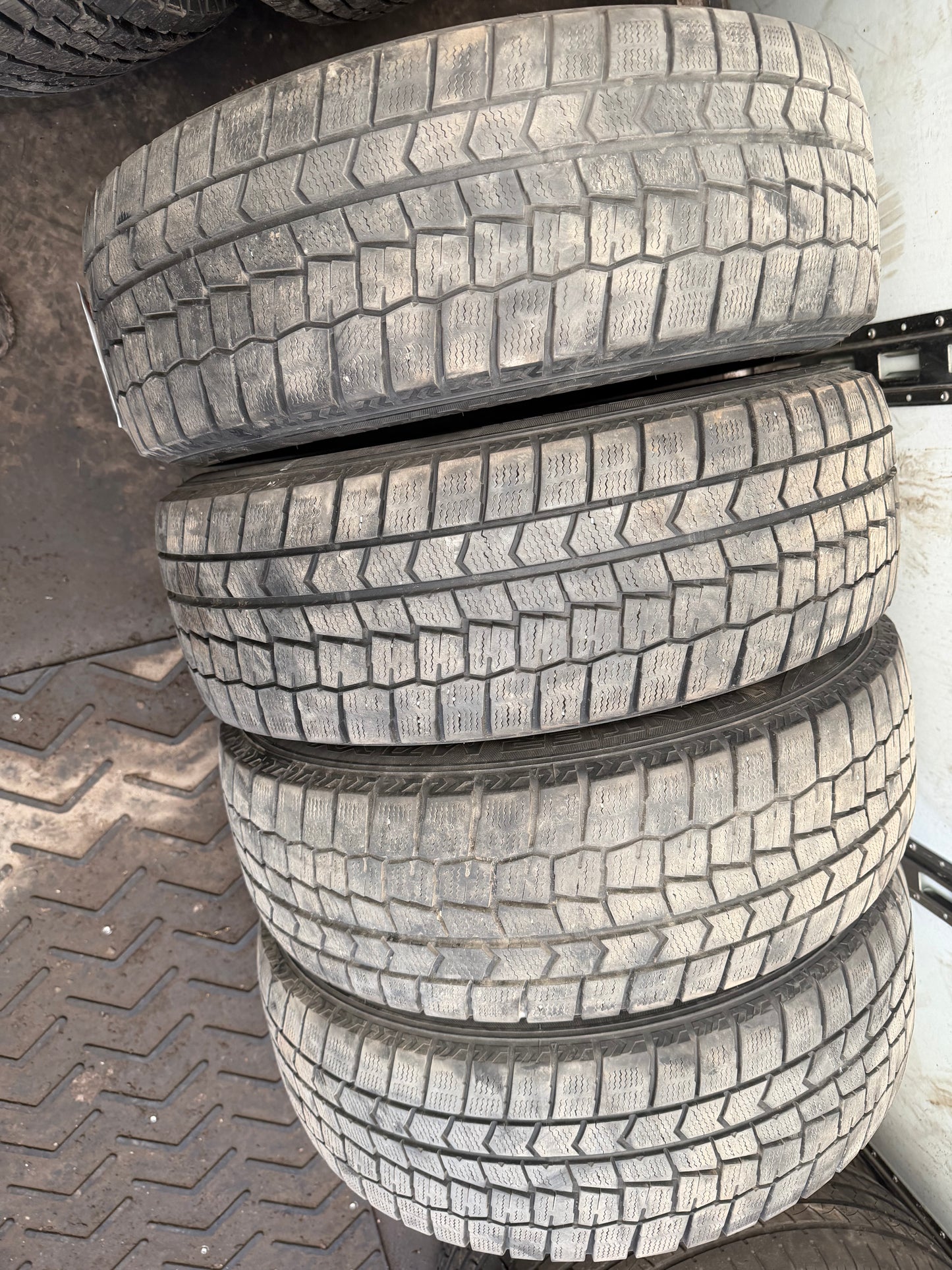 4 pneus d hiver 205/60r16 dunlop en bon état