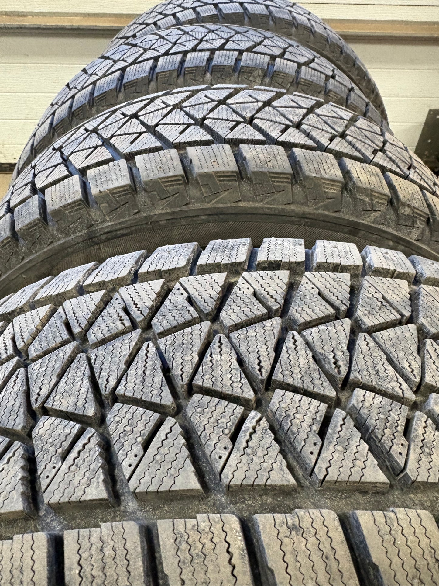 4 pneus d hiver 265/60r18 Bridgestone a l etat neuf
