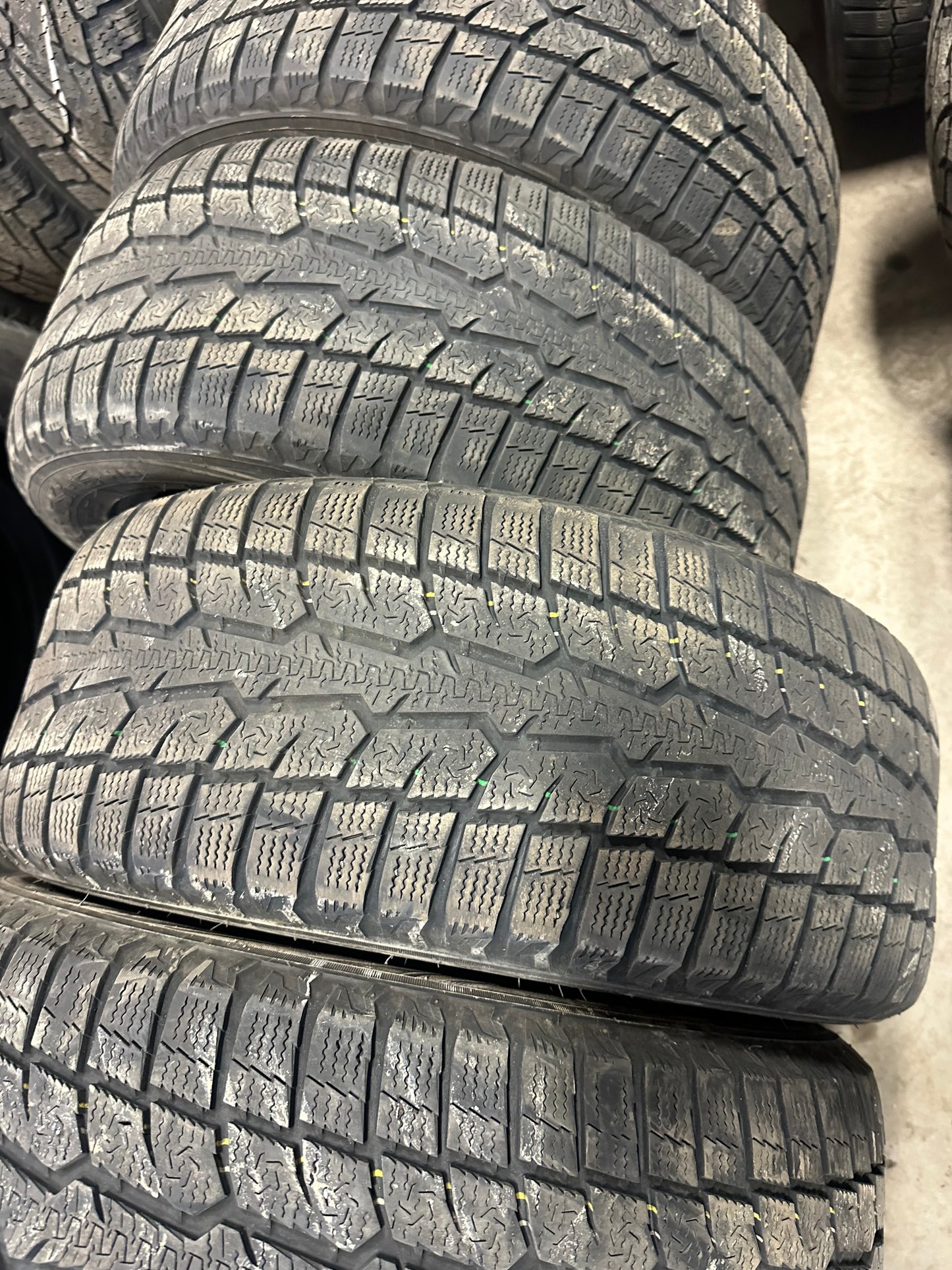 4 pneus d hiver 205/55r16 toyo