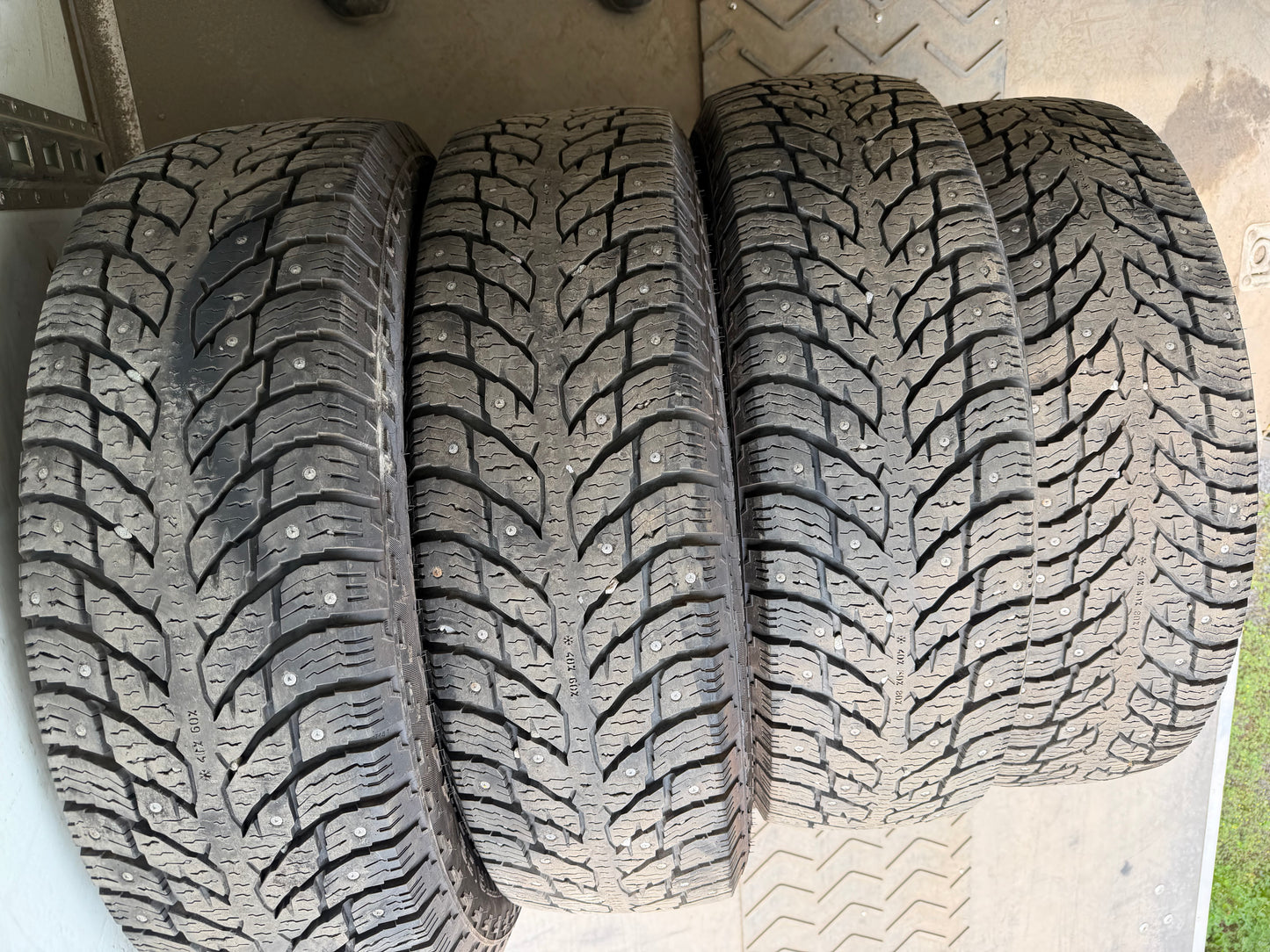 4 pneus d hiver lt 245/75r17 nokian a clous 10 plies en très bon état