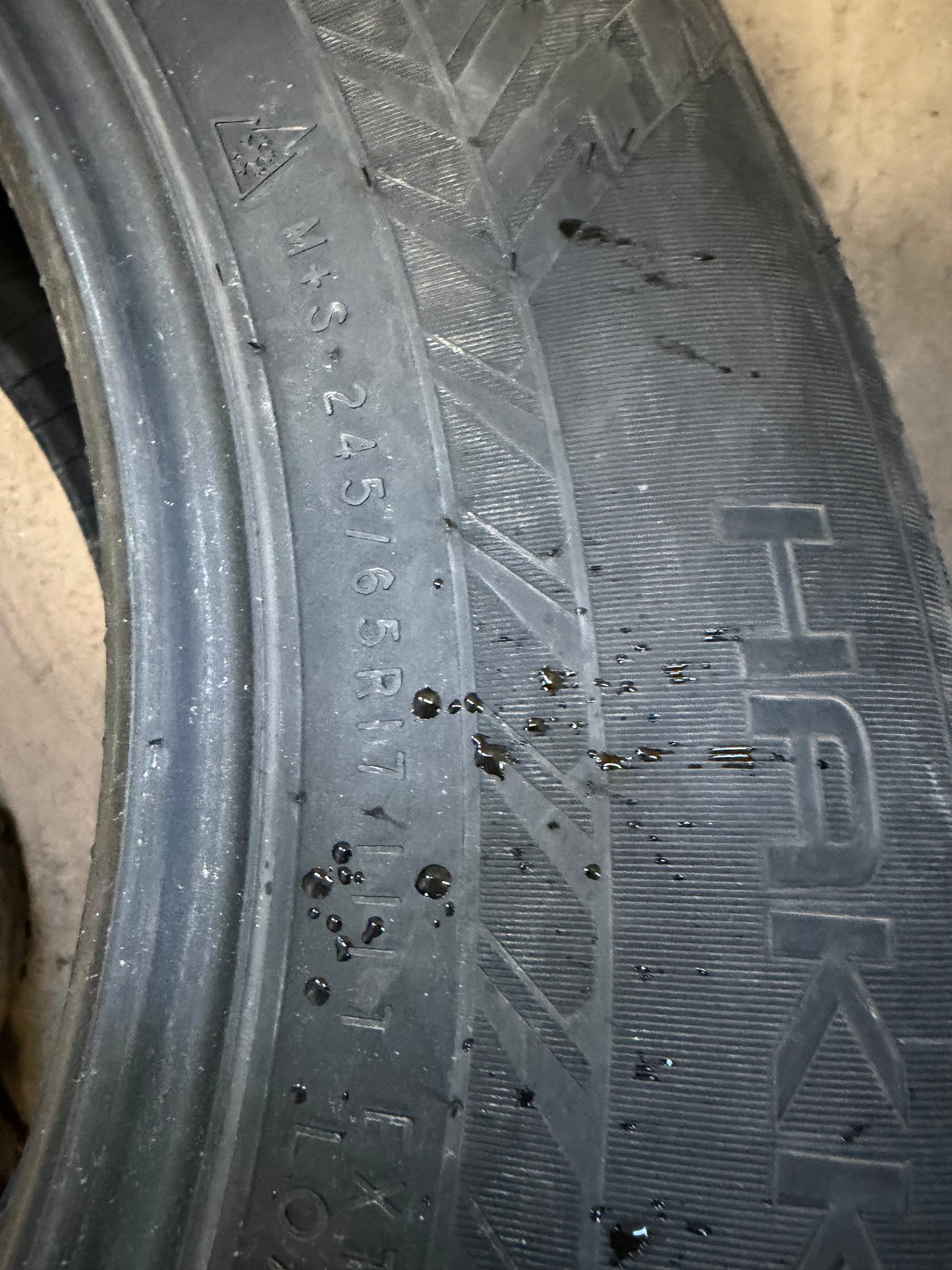 4 pneus d hiver 245/65r17 nokian a clou en tres bon état