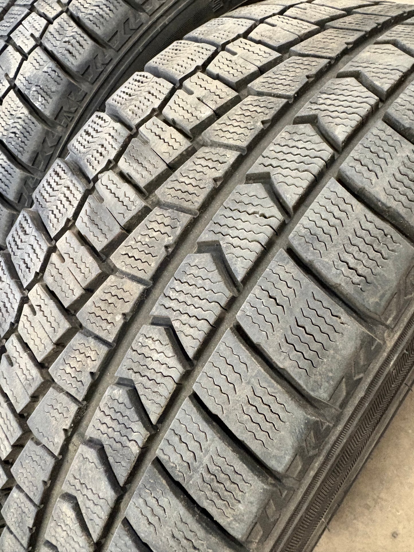 4 pneus d hiver 225/45r18 dunlop en bon très etat