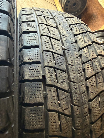 2 pneus d hiver 235/60r18 dunlop en tres bon état