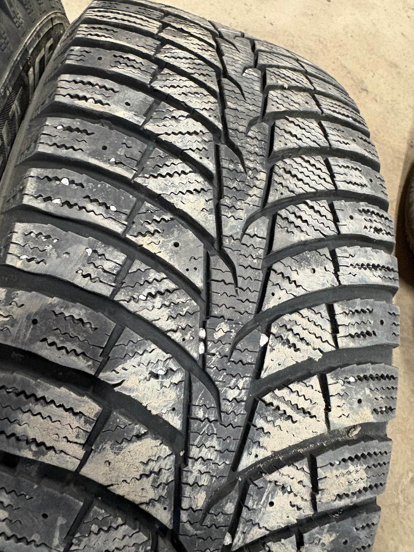 2 pneus d hiver 235/55r17 laufenn en tres bon état