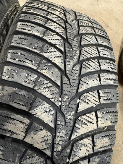 2 pneus d hiver 235/55r17 laufenn en tres bon état