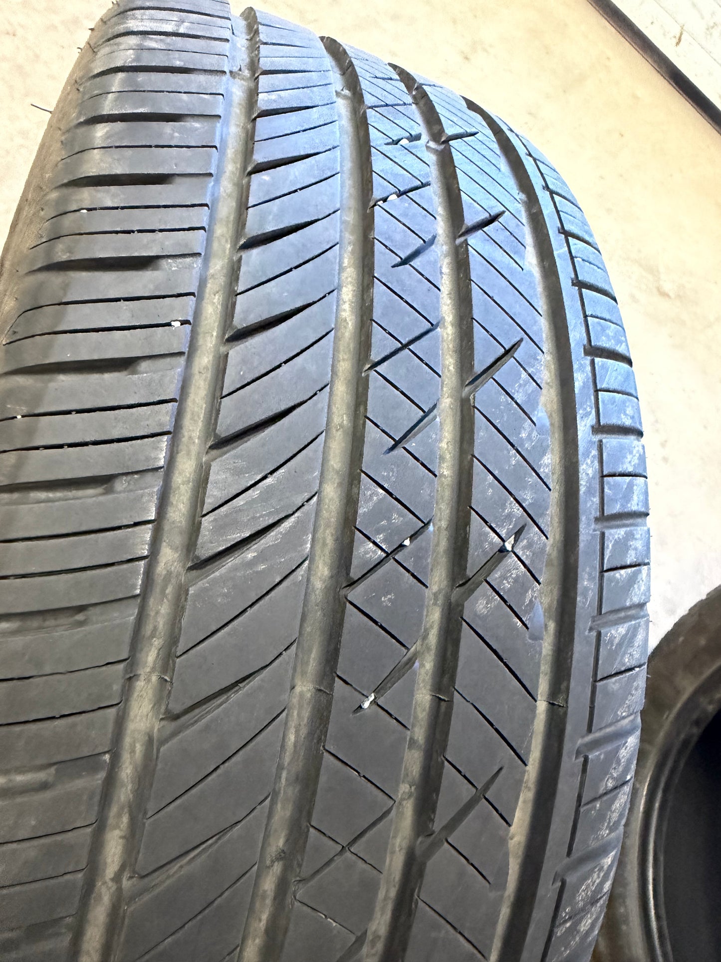1 pneu d ete 255/45r20 laufenn a l etat neuf