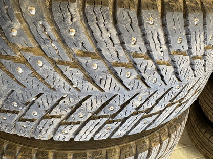 4 pneus d hiver 215/60r16 nokian a clous en tres bon état