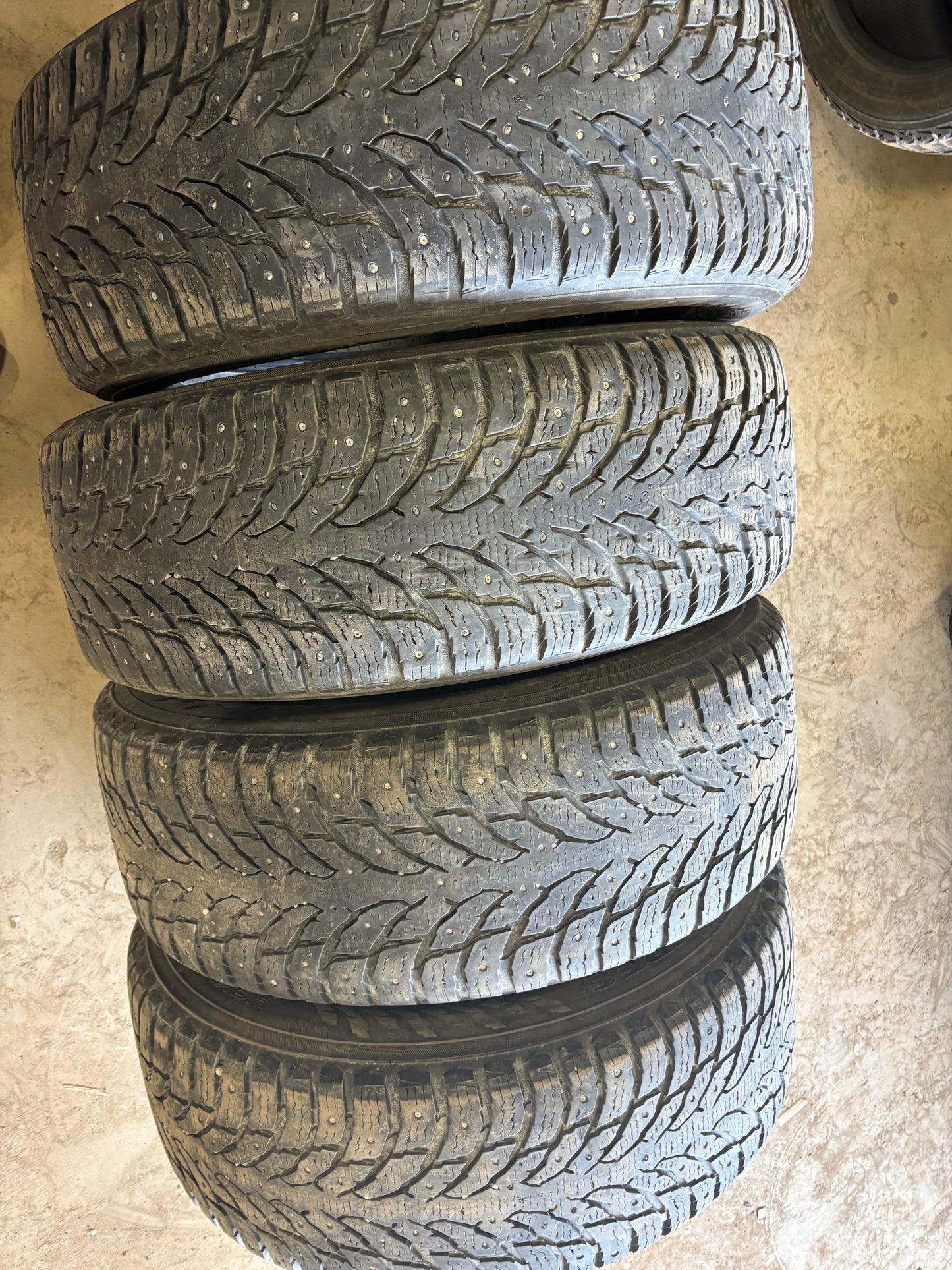 4 pneus d hiver 265/60r18 nokian a clou