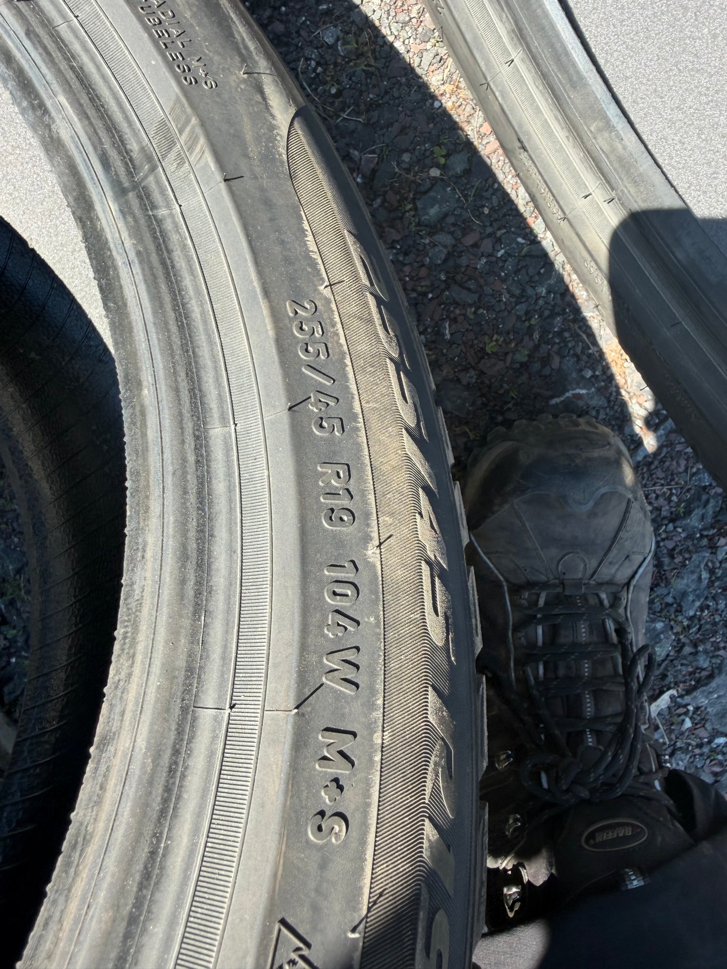 2 pneus d hiver 255/45r19 pirelli en bon etat