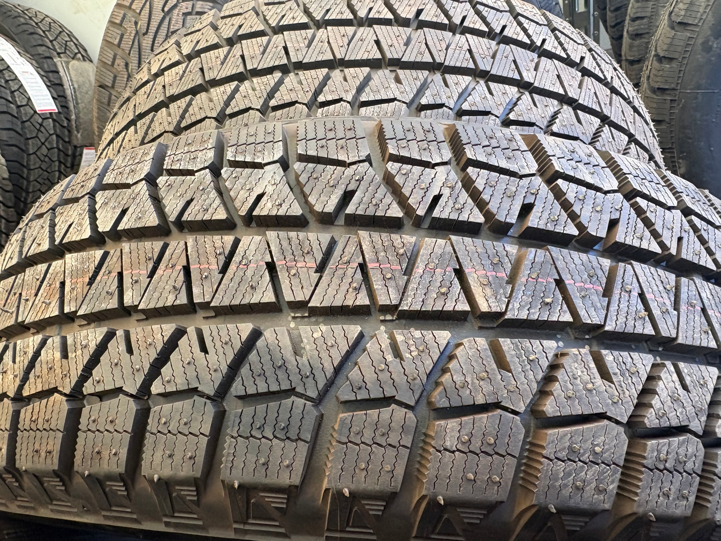 4 pneus d hiver neufs 215/60r16 Bridgestone en liquidation