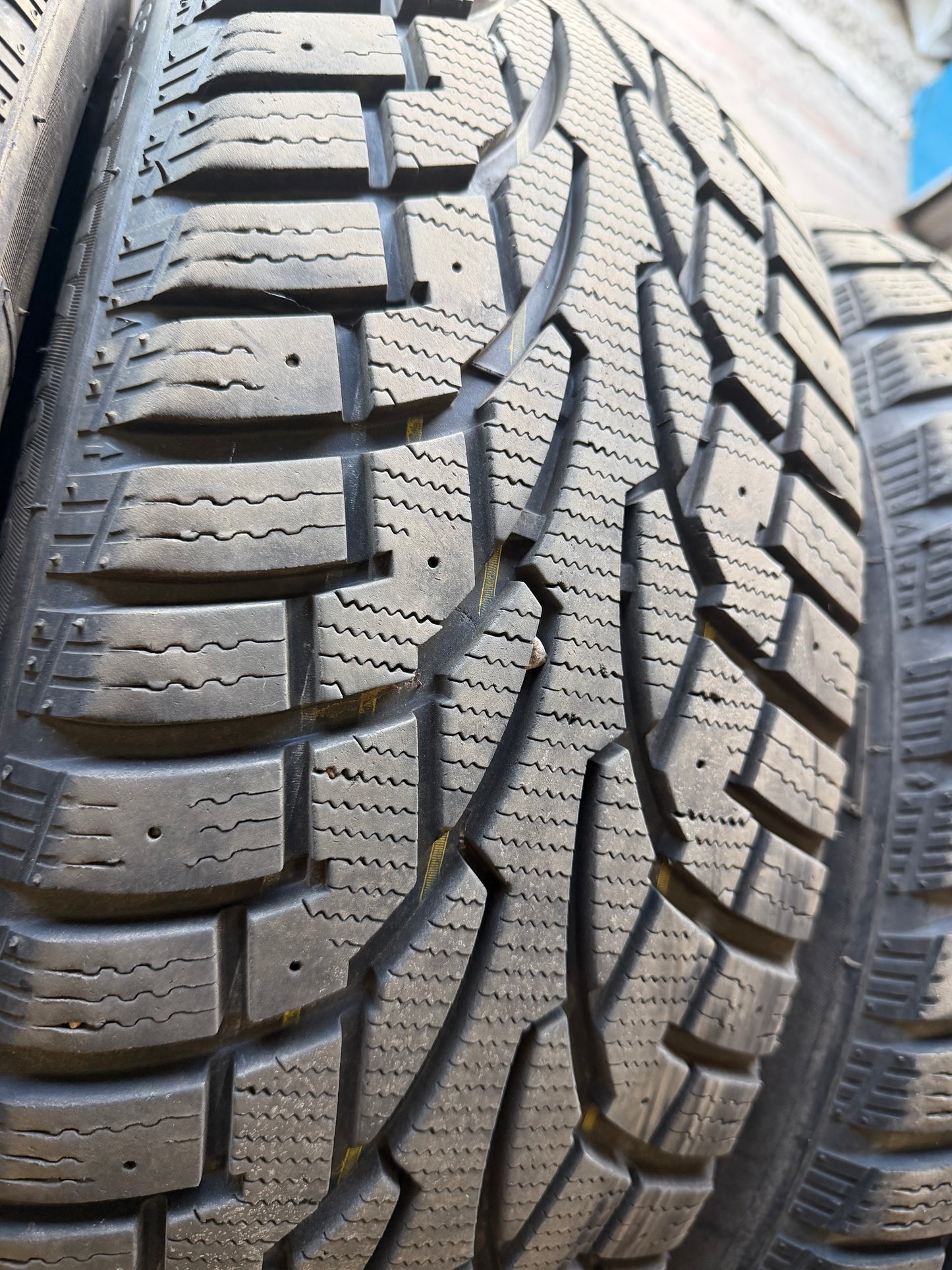 4 pneus d hiver 215/55r17 uniroyal a l état neuf