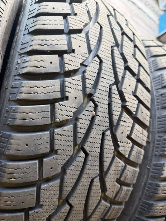 4 pneus d hiver 215/55r17 uniroyal a l état neuf