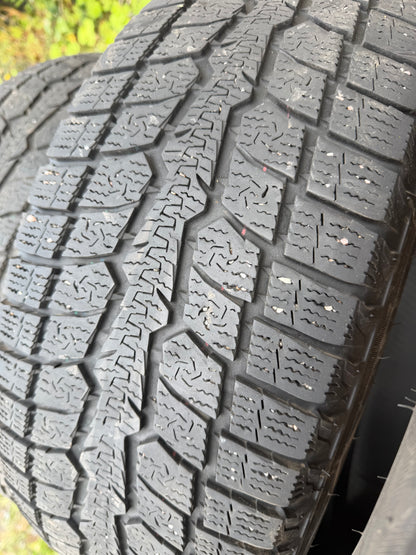 4 pneus d hiver 215/65r16 toyo en bon état