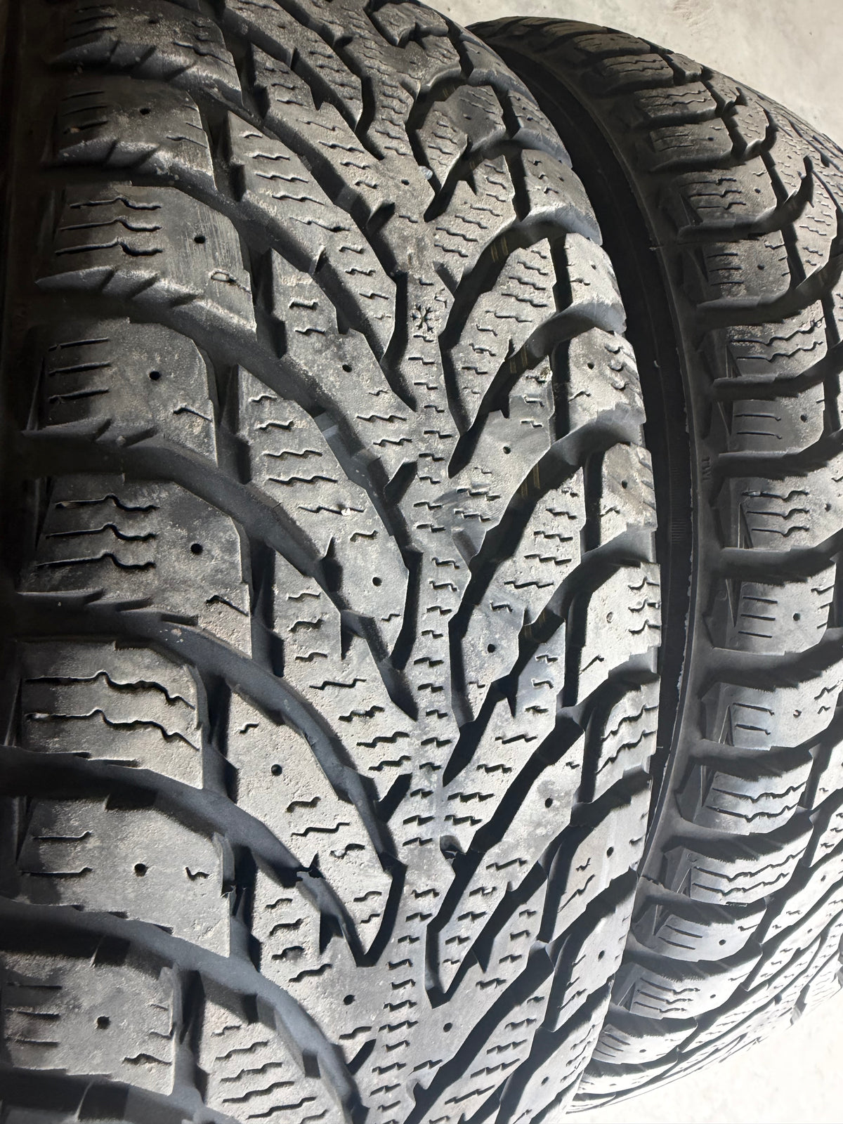 2 pneus d hiver 185/65r15 nokian en bon état