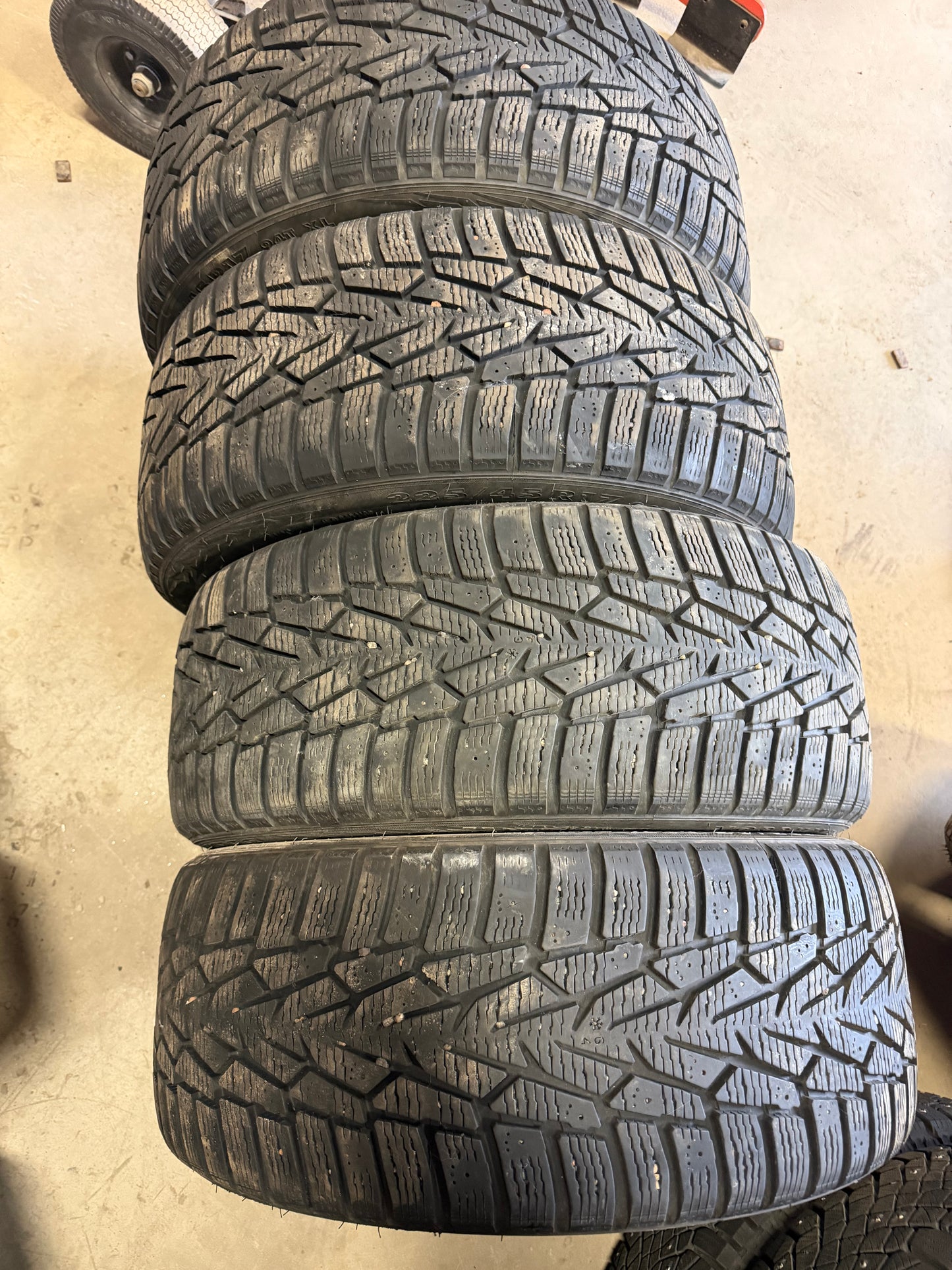 4 pneus d hiver 225/45r17 nokian en tres bon état