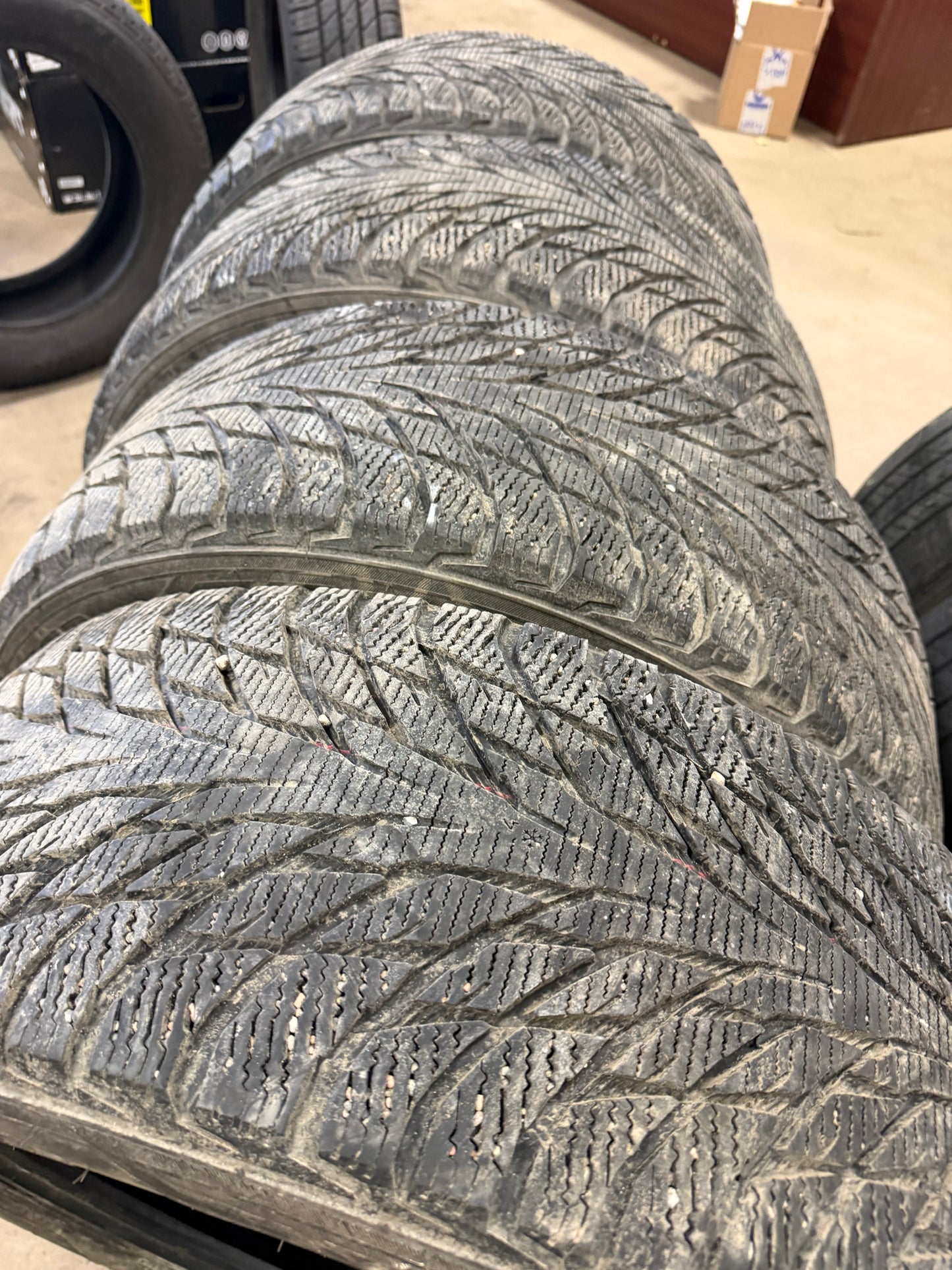 4 pneus d hiver 225/50r18 nokian en bon état