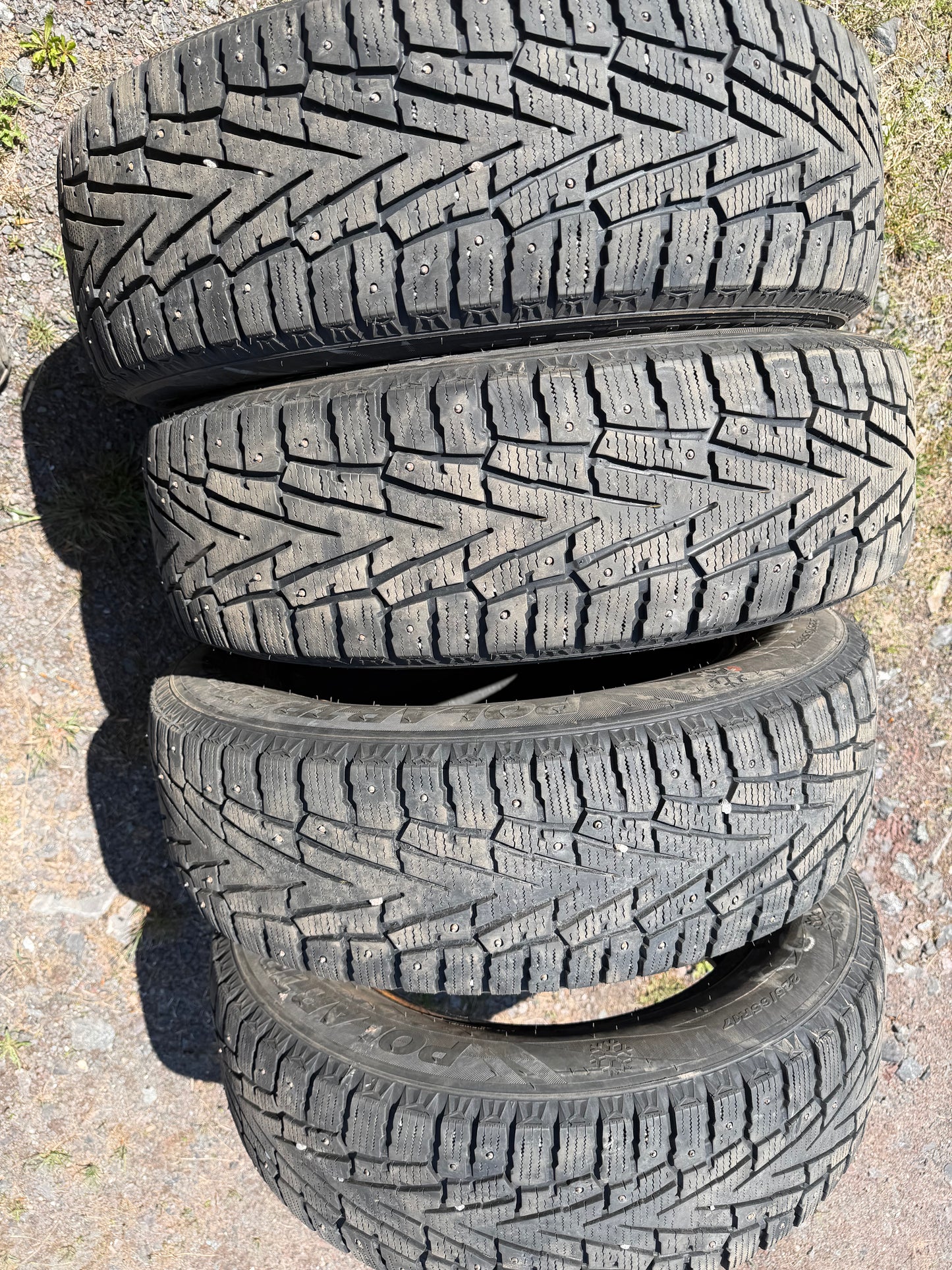 4 pneus d hiver 225/65r17 polartrax a clou en bon etat