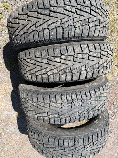 4 pneus d hiver 225/65r17 polartrax a clou en bon etat