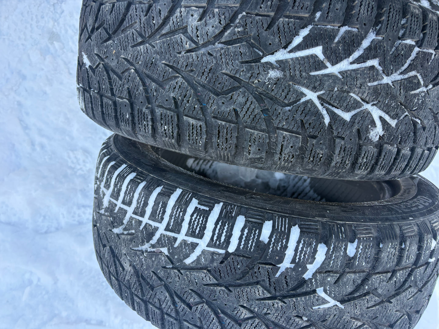 2 pneus d hiver 215/55r17 toyo en bon état