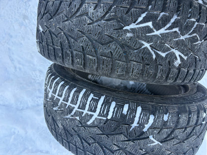 2 pneus d hiver 215/55r17 toyo en bon état