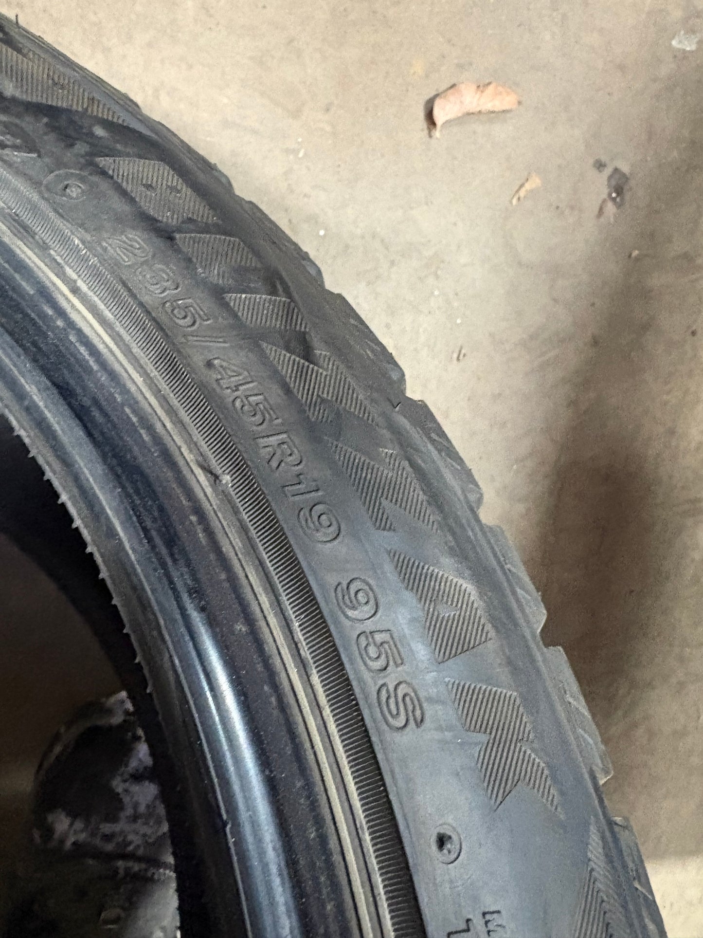 4 pneus d hiver 235/45r19 Bridgestone a l état neuf