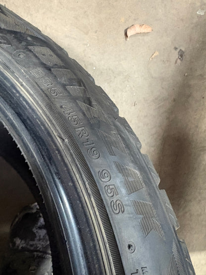 4 pneus d hiver 235/45r19 Bridgestone a l état neuf