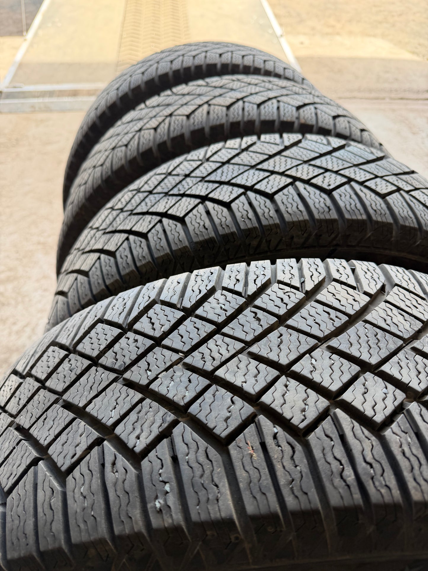 4 pneus d hiver 225/60r17 continental a l etat neuf