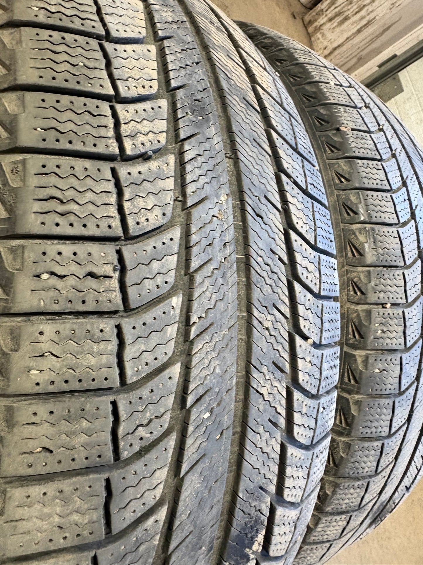 4 pneus hiver 245/50r20 michelin en bon état