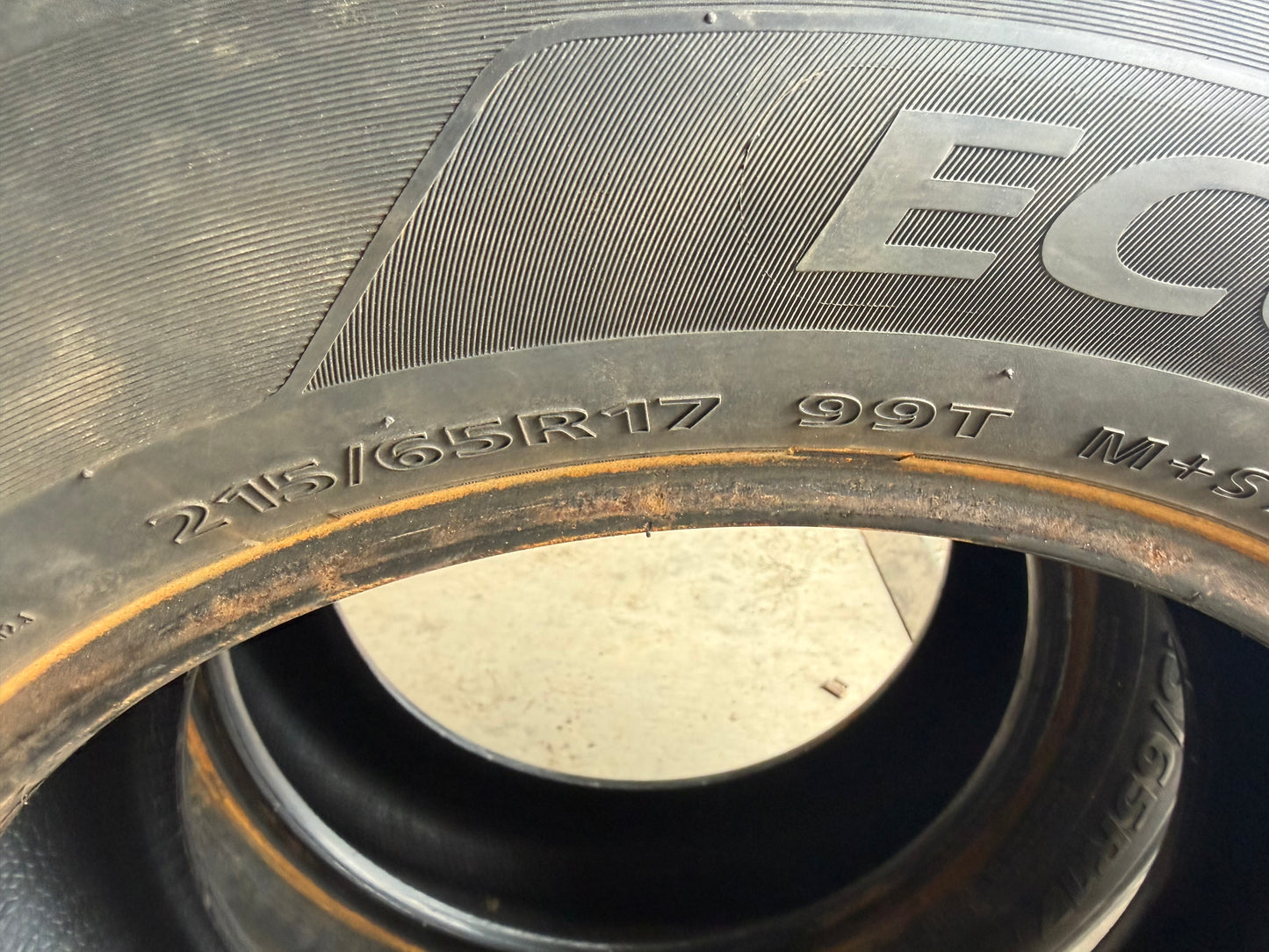 2 pneus d hiver 215/65r17 minerva