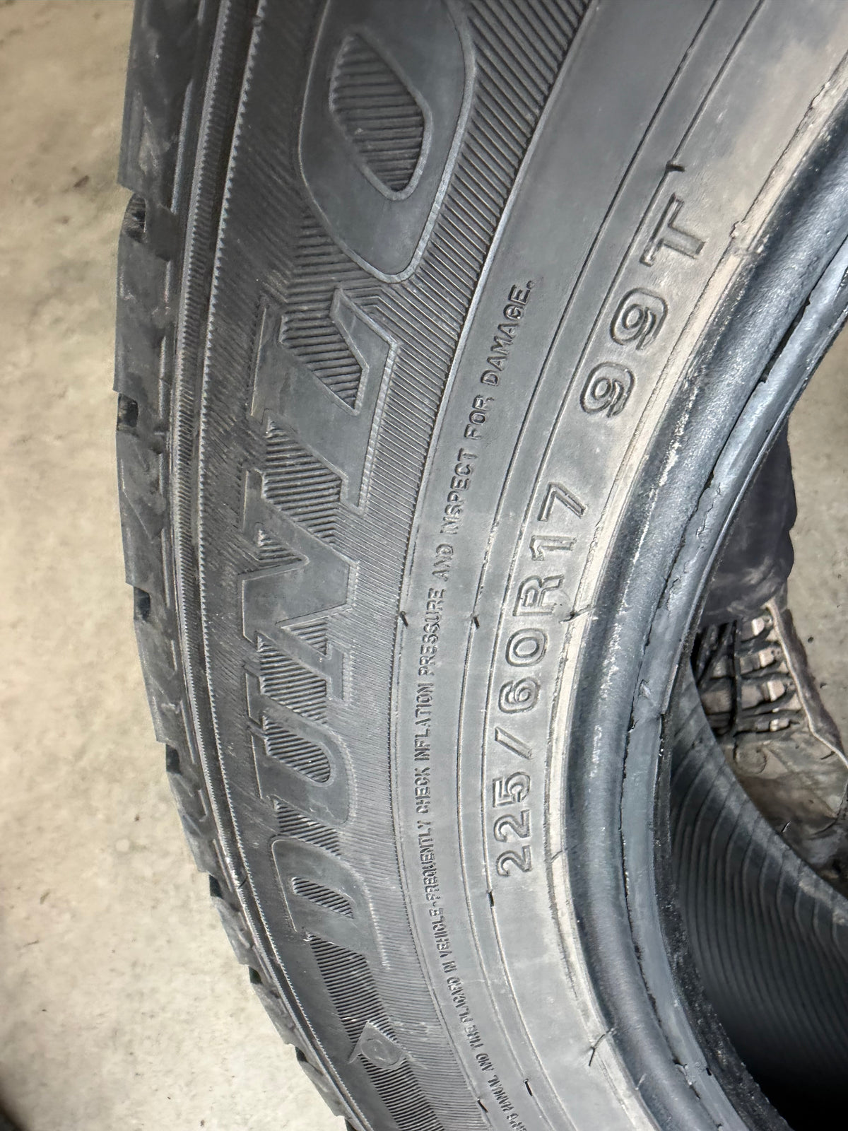 4 pneus d hiver 225/60r17 dunlop en bon état