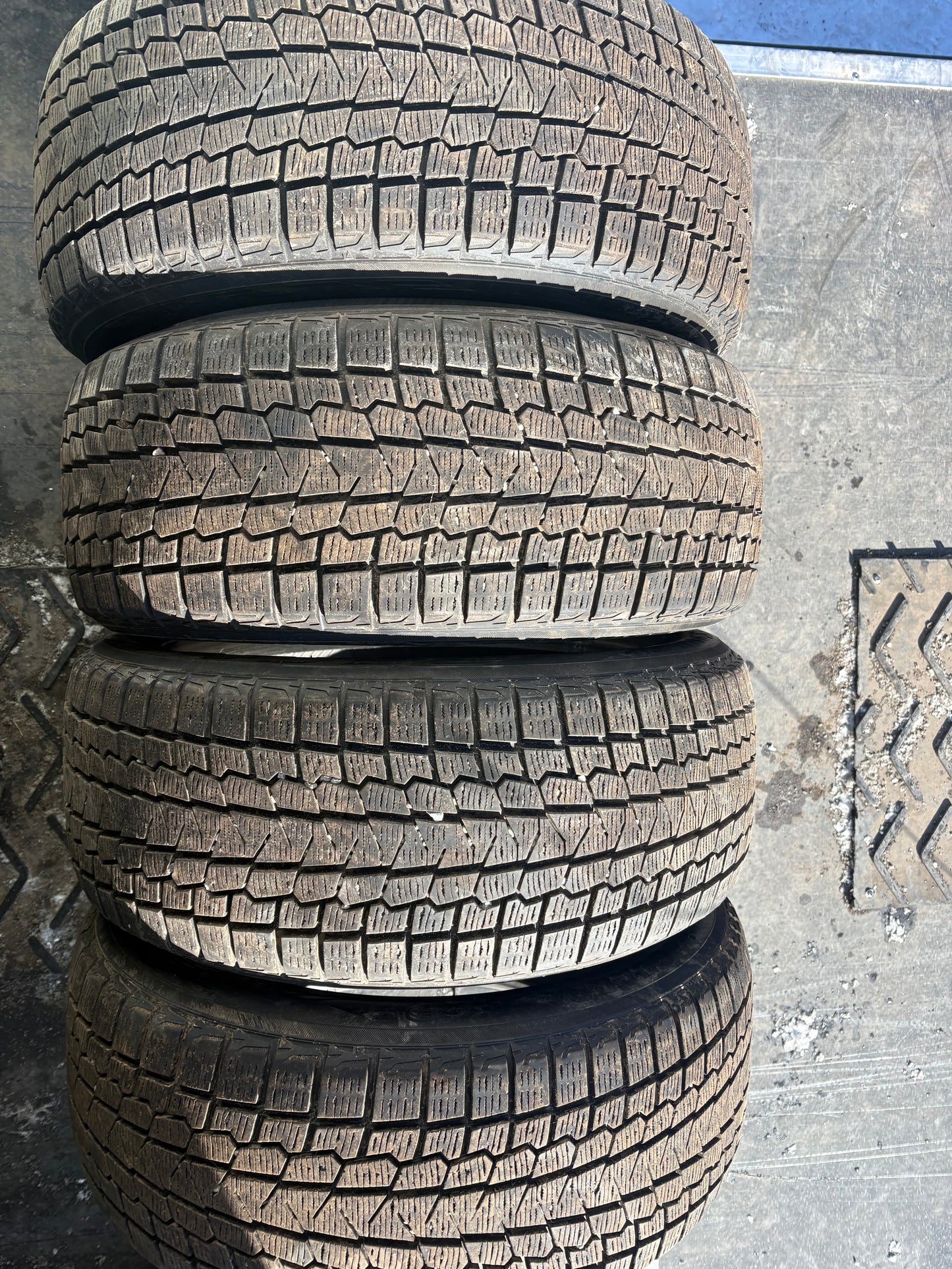 4 pneus d hiver 225/50r17 Yokohama a l état neuf