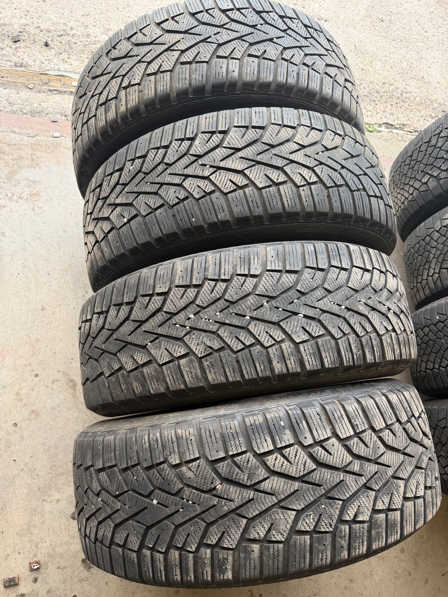 4 pneus d hiver 235/55r19 gislaved en bon état