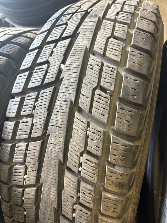 4 pneus d hiver 215/65r16 Yokohama a l etat neuf