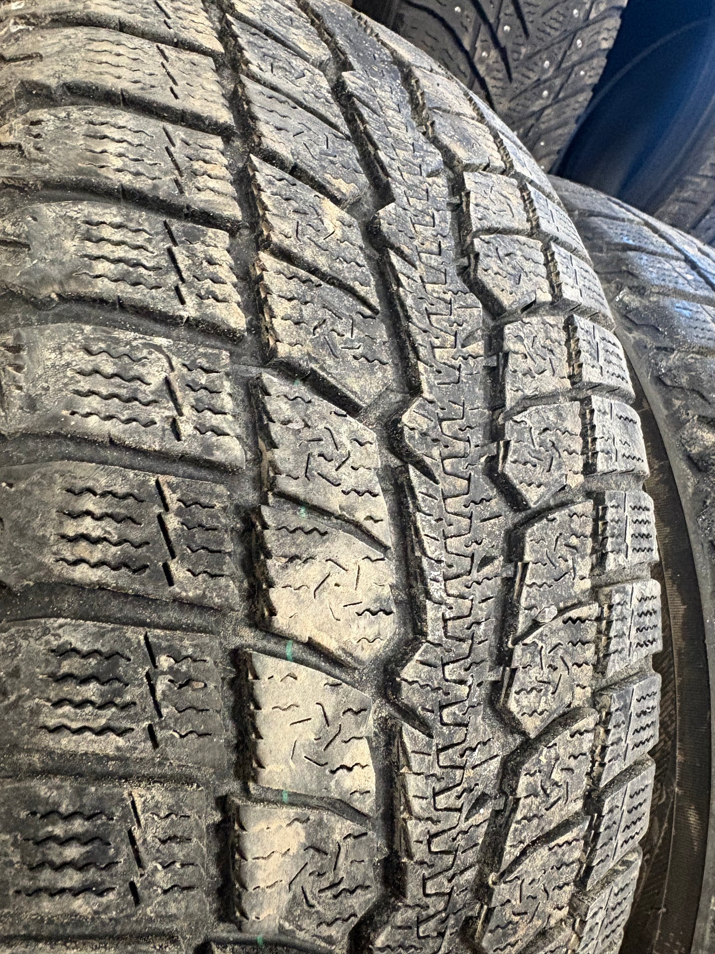 4 pneus d hiver 225/55r18 toyo a l etat neuf