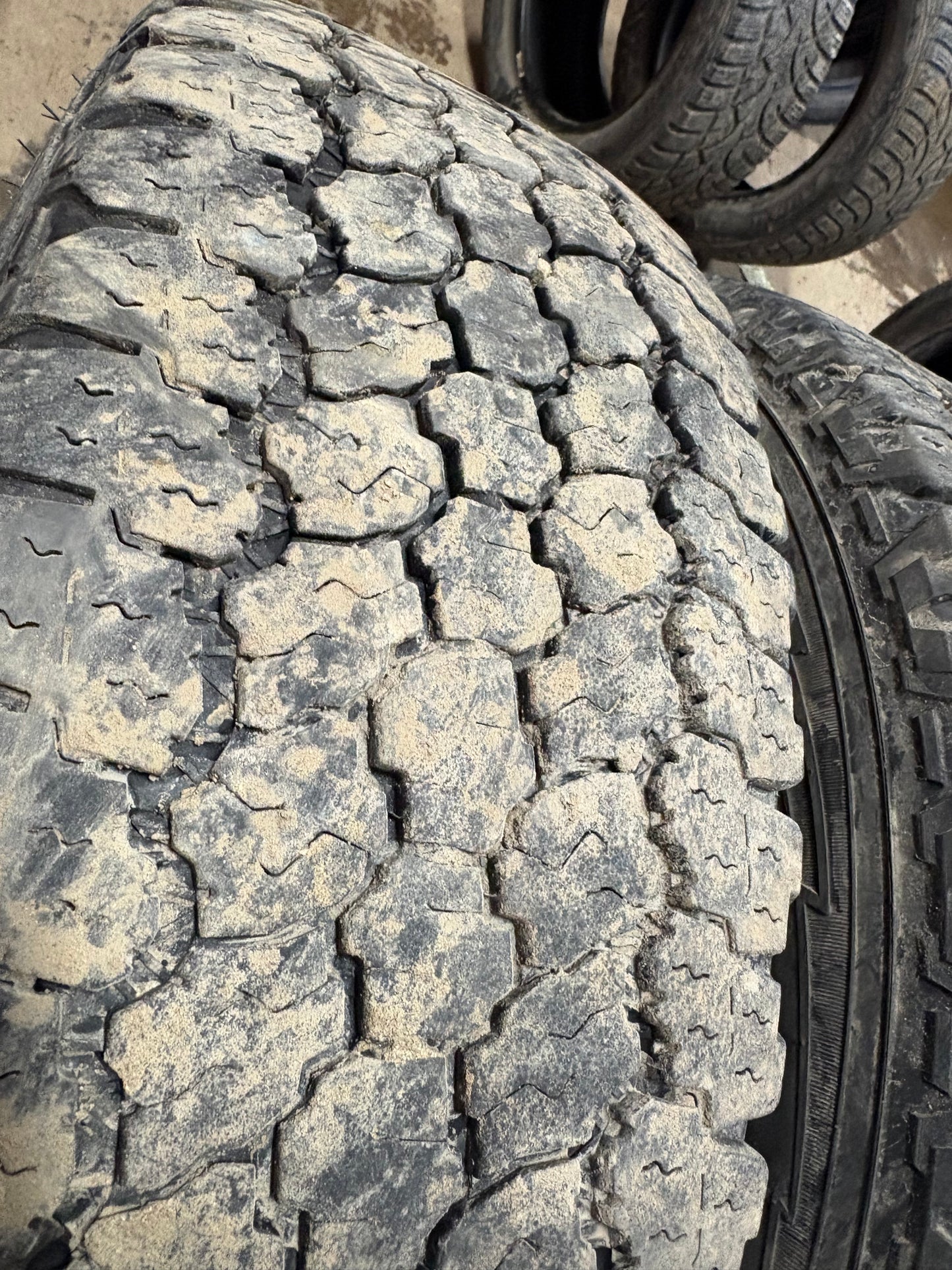 2 pneus d ete lt 245/75r17 good year 10 plies en bon état