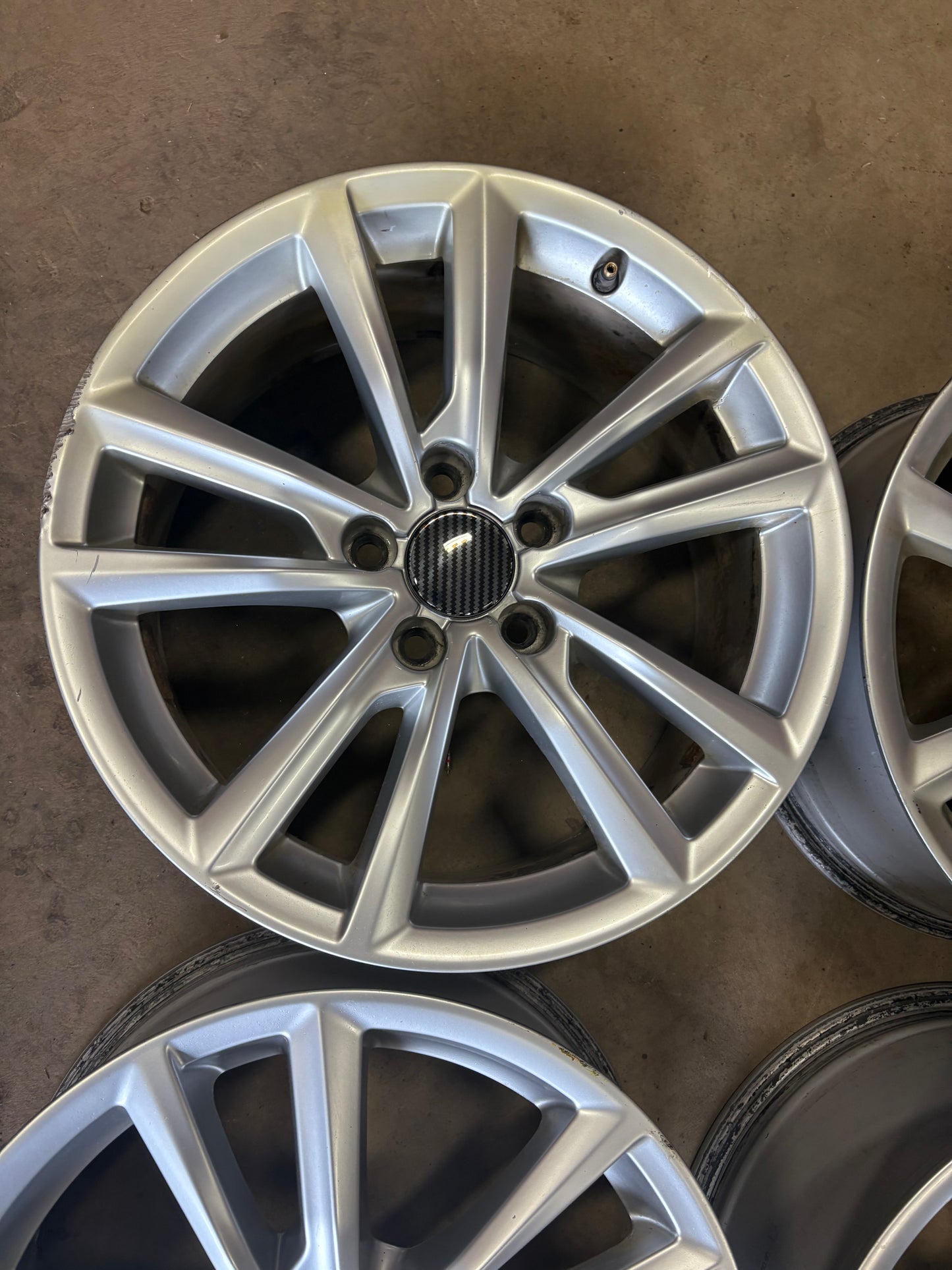 4 mags d origine audi 17 pouces 5x112 en parfaite état
