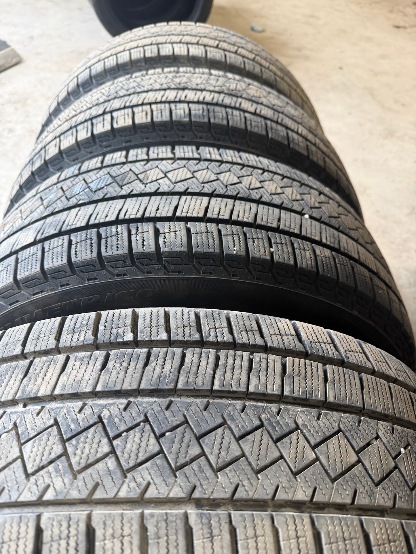 4 pneus d hiver 205/55r17 pirelli a l etat neuf