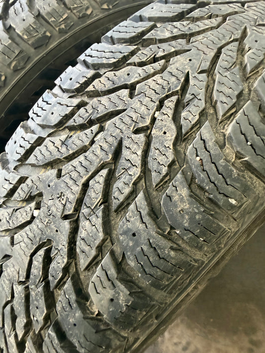 4 pneus d hiver 215/70r16 nokian a l etat neuf